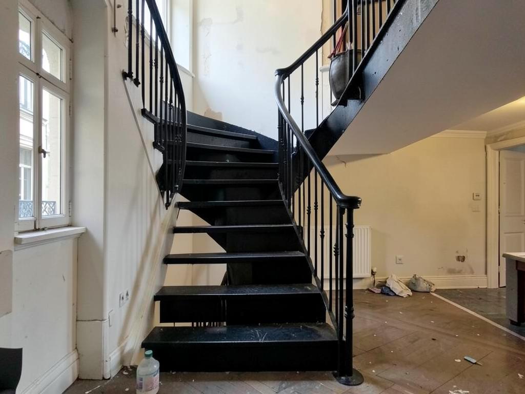 Escalier en acier brut posé dans un appartement parisien